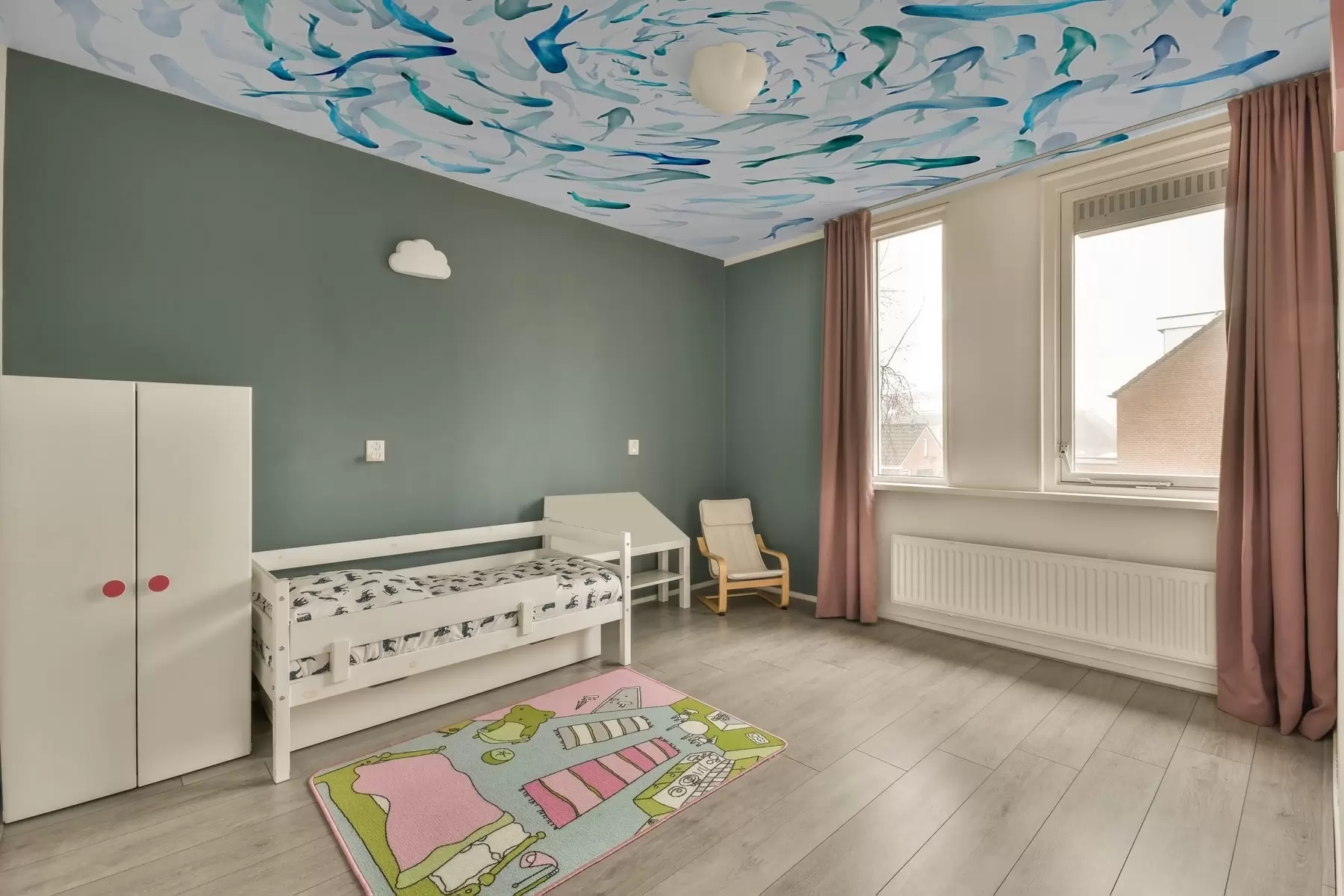 Valokuvatapetti Kala pyörii porealtaassa, kalatanssi, vesiväri, hai, abstrakti sommittelu, minimalismi, sininen, vihreä väri w00510