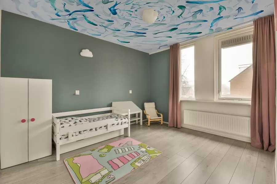 Valokuvatapetti Kala pyörii porealtaassa, kalatanssi, vesiväri, hai, abstrakti sommittelu, minimalismi, sininen, vihreä väri w00510