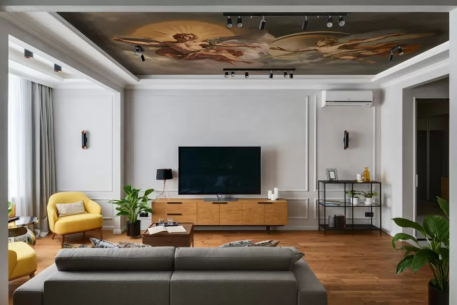 Valokuvatapetti seinämaalaus renessanssin freskojen tyyliin beigen ja tummissa sävyissä. Kaksi jumalan mieshahmoa ojentamassa toisiaan. w08137