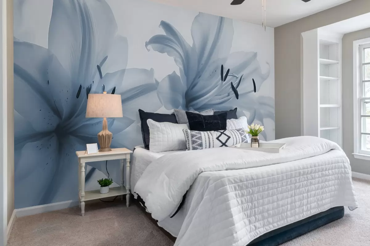 Valokuvatapetti Pehmeä tarkennus lähikuva sinisistä minimalistisista liljakukista vaaleaa taustaa vasten w08586