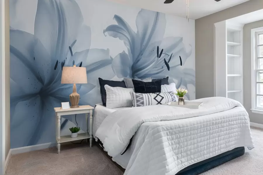 Valokuvatapetti Pehmeä tarkennus lähikuva sinisistä minimalistisista liljakukista vaaleaa taustaa vasten w08586