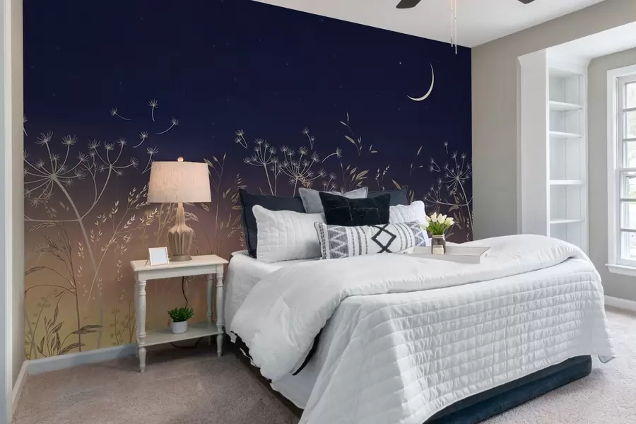 Valokuvatapetti Voikukkia ja luonnonkukkia vastaan auringonlaskun taustalla sininen taivas ja kuu w08567