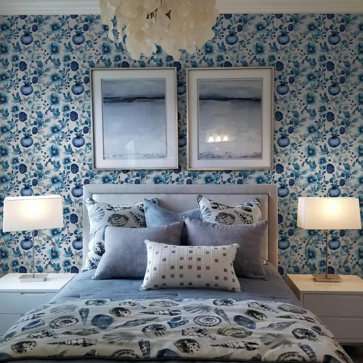 Taustakuva Sinisiä kukkia ja granaattiomenoita a00002