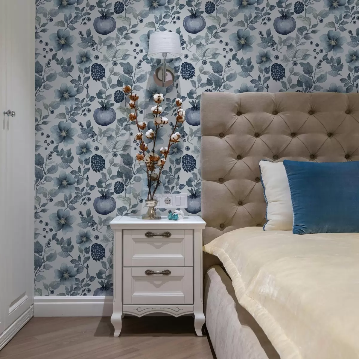 Taustakuva Sinisiä kukkia ja granaattiomenoita a00002v1