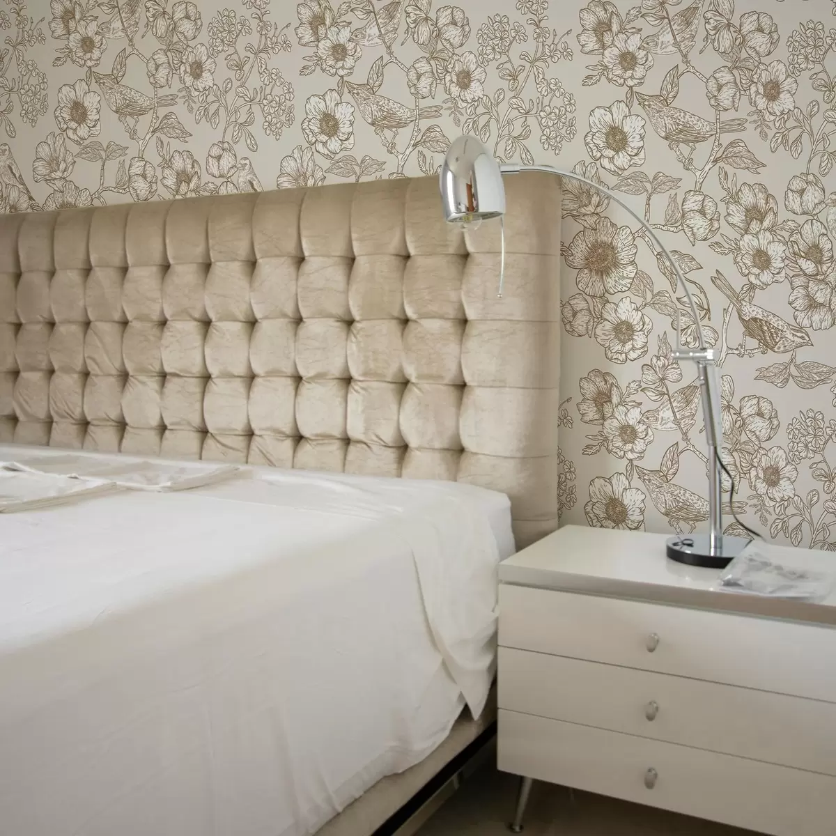 Taustakuva Maalattuja lintuja oksilla ja kukilla a00017