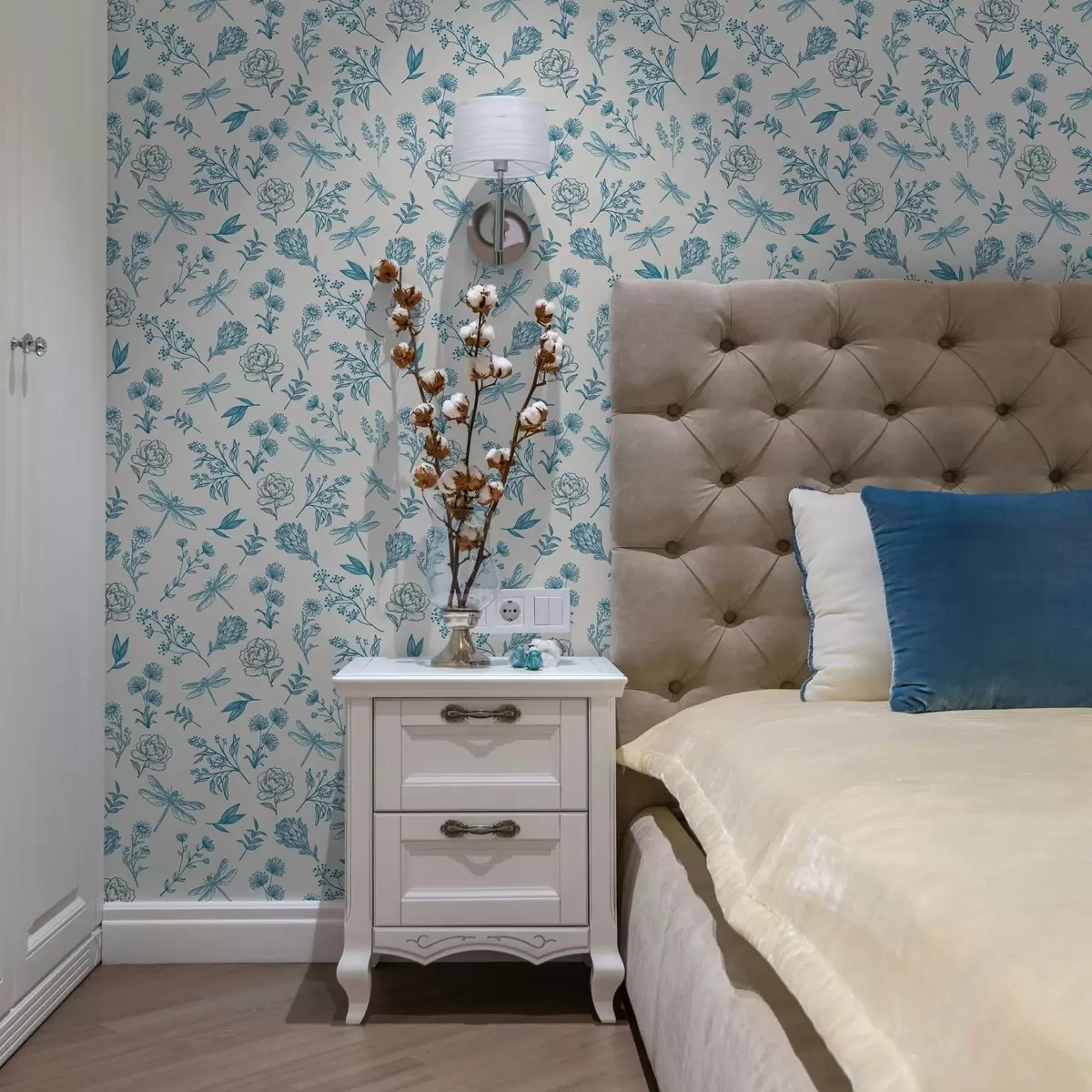 Taustakuva Sinisiä kukkia, lehtiä ja sudenkorentoja valkoisella taustalla a00025