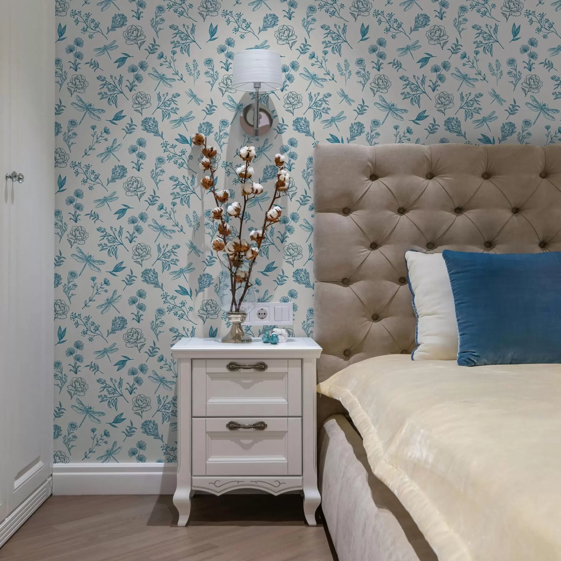 Valokuvatapetti Sinisiä kukkia, lehtiä ja sudenkorentoja valkoisella taustalla a00025