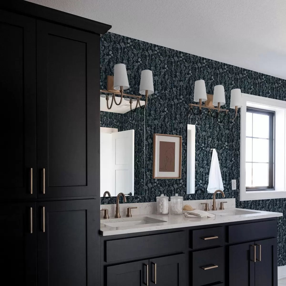 Taustakuva Valkoisia ja sinisiä kasveja tummalla taustalla a00029