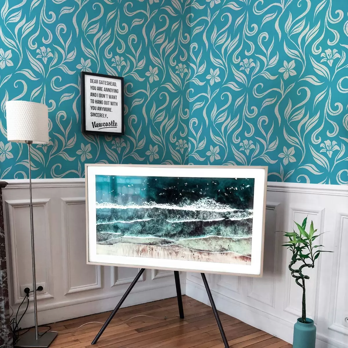 Taustakuva Valkoisia kukkia ja lehtiä, joissa on naarmuja sinisellä pohjalla a00038