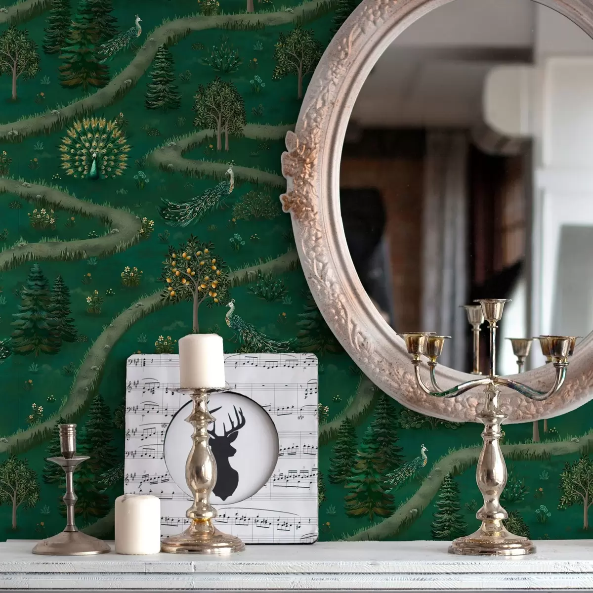 Taustakuva Mutkitteleva polku riikinkukkojen ja sitruunapuiden kanssa a00041