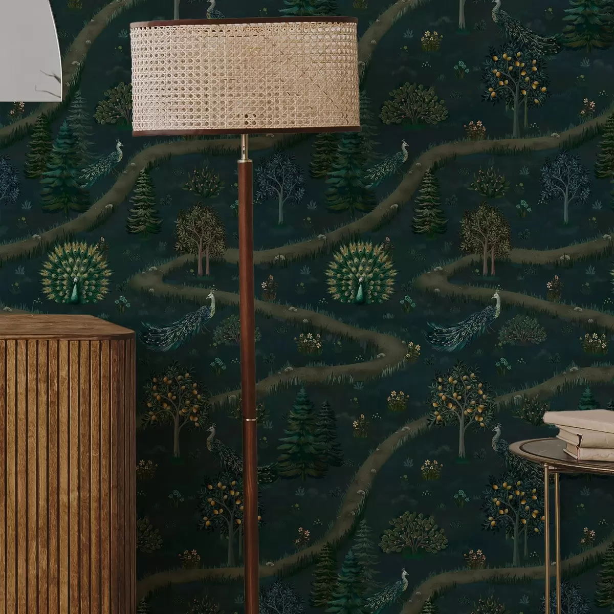 Taustakuva Mutkitteleva polku, jossa riikinkukkoja ja sitruunapuita tummalla taustalla a00041v1