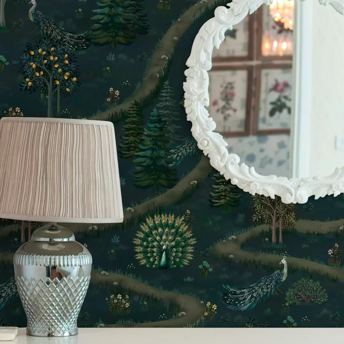 Taustakuva Mutkitteleva polku, jossa riikinkukkoja ja sitruunapuita tummalla taustalla a00041v1