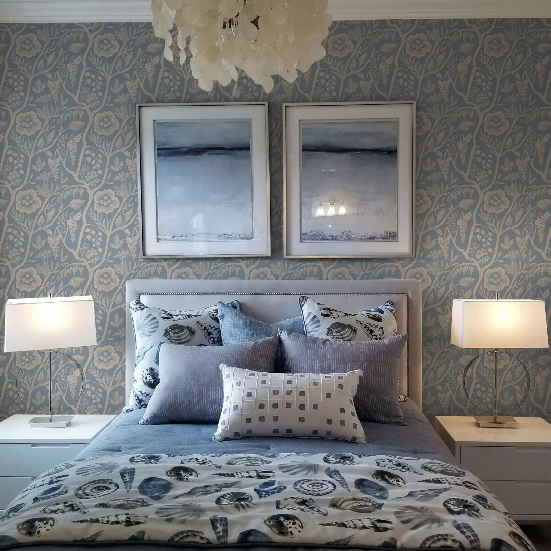 Valokuvatapetti Valkoiset kukat, varret ja viinirypäleet sinisellä pohjalla a00044