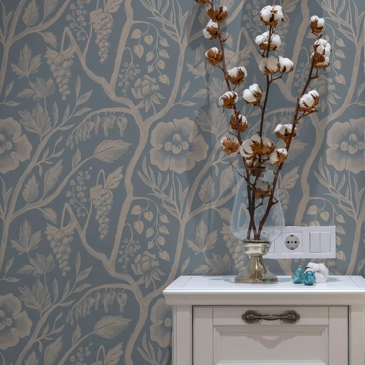 Taustakuva Valkoiset kukat, varret ja viinirypäleet sinisellä pohjalla a00044