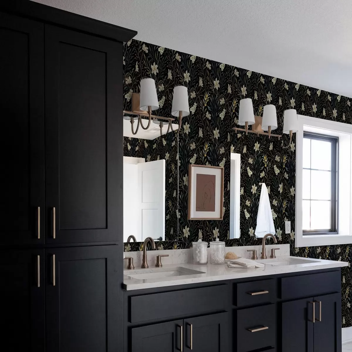 Taustakuva Koostumus vaaleista kukista ja tummista lehdistä tummalla taustalla a00053