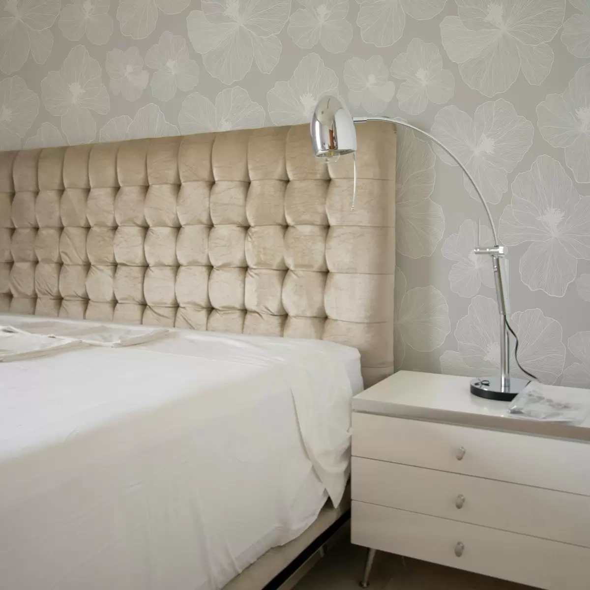 Taustakuva Suuret kukat harmaalla taustalla a00068