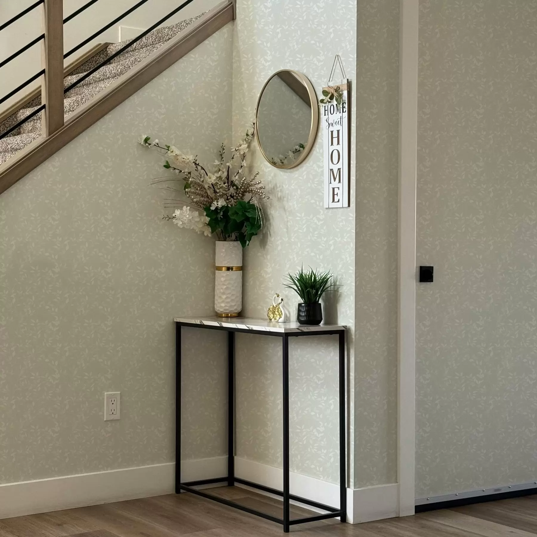 Valokuvatapetti Lempeät kierretyt oksat, joissa on vaaleat lehdet a00071v1