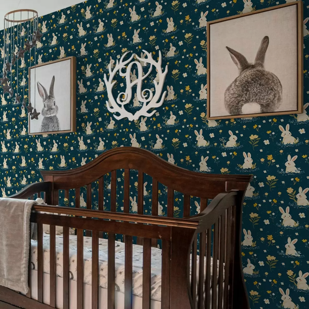 Taustakuva Kaneja ruohossa ja kukkia tummalla taustalla a00080