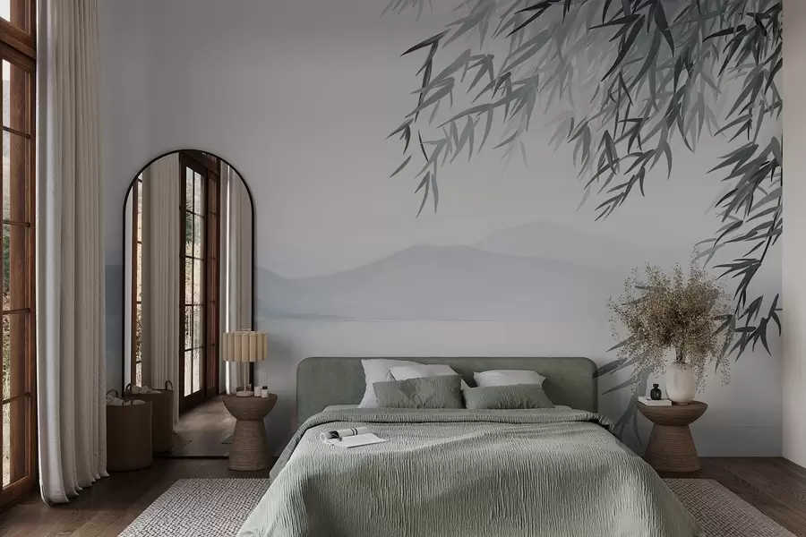 Valokuvatapetti Bambulehdet roikkuvat järven yllä, taustalla vuoret, pehmeät siniset ja valkoiset sävyt, tussimaalaustyylinen maalaus w09048