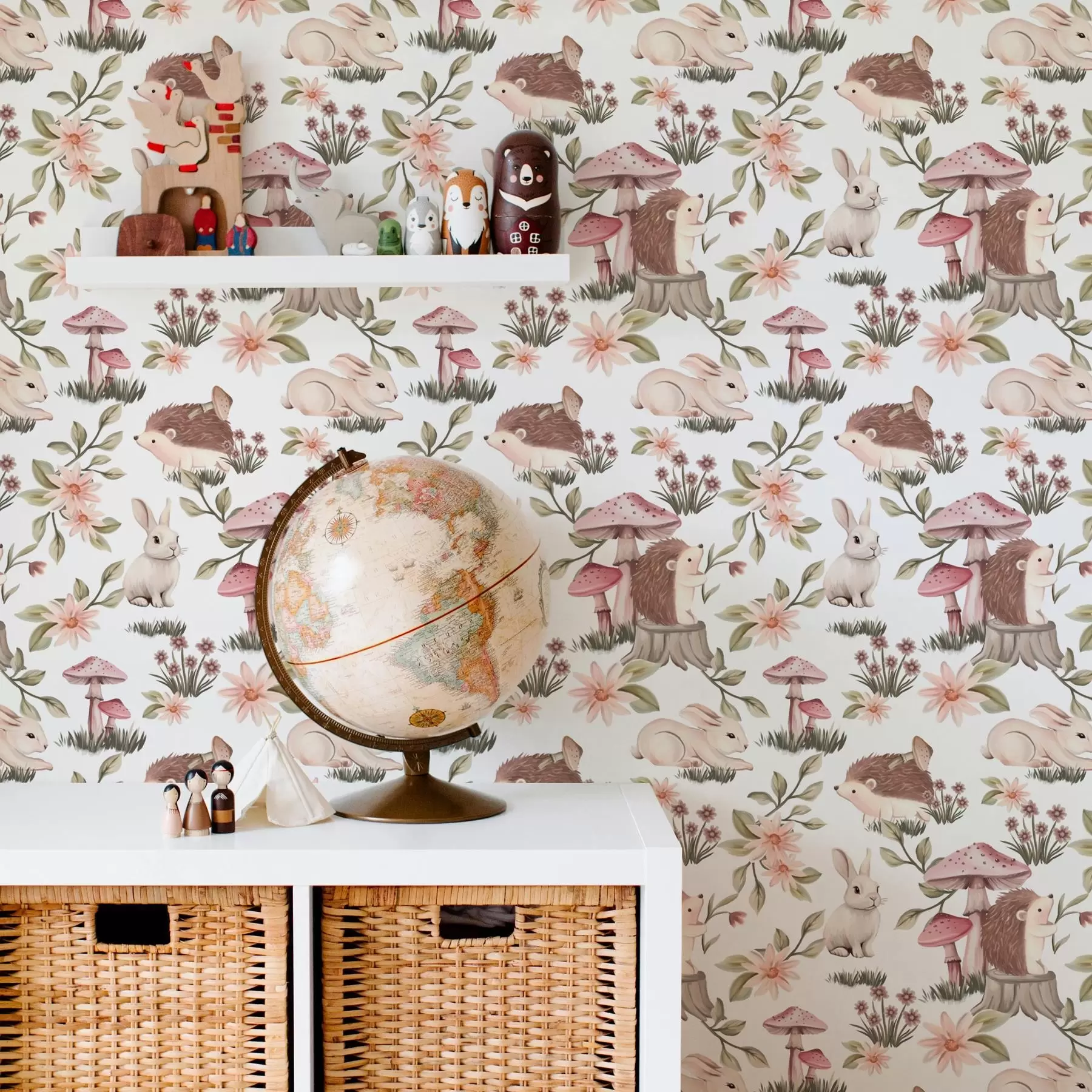 Valokuvatapetti Siilejä ja kaneja valkoisella pohjalla, jossa on herkkiä kukkia ja sieniä a00111v2