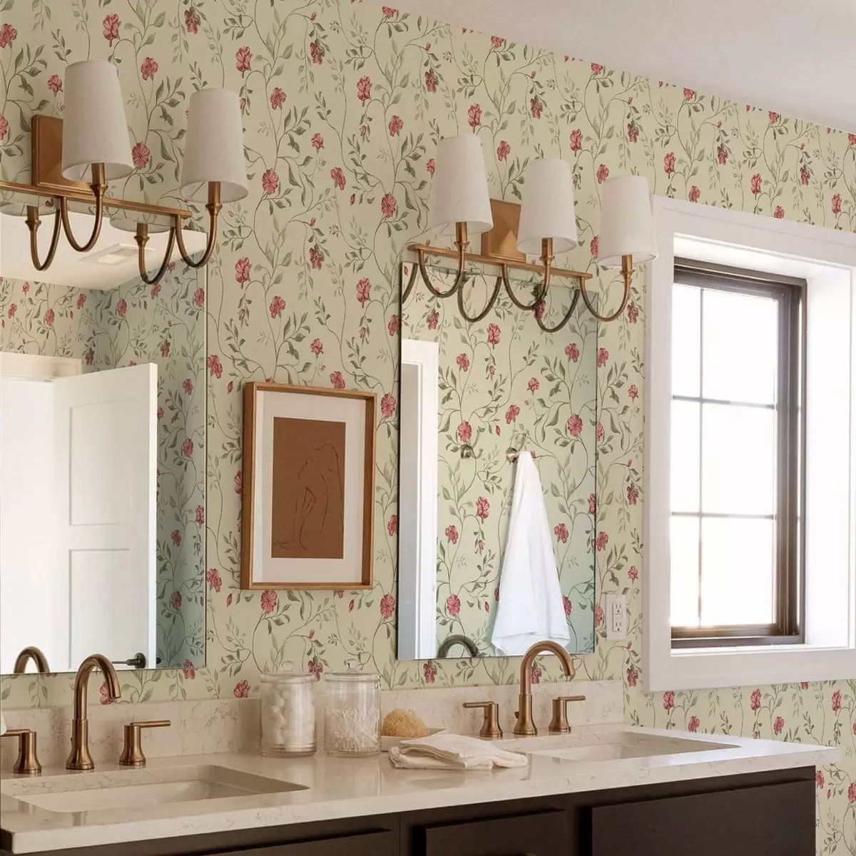 Taustakuva Kukkia ja punaisia silmuja vaalealla taustalla a00114