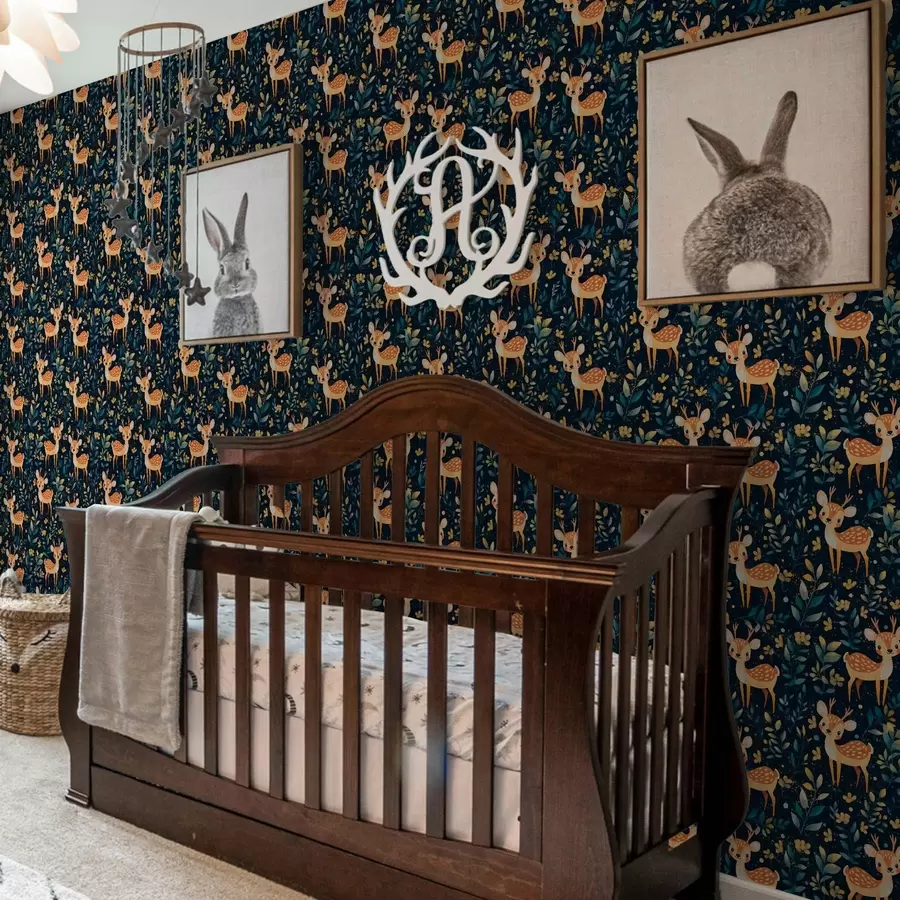 Valokuvatapetti Fawn pimeässä metsässä, jossa on keltaiset lehdet a00124