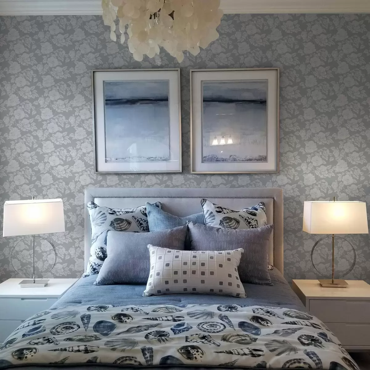 Taustakuva Vaaleat kukat harmaalla taustalla a00129v1