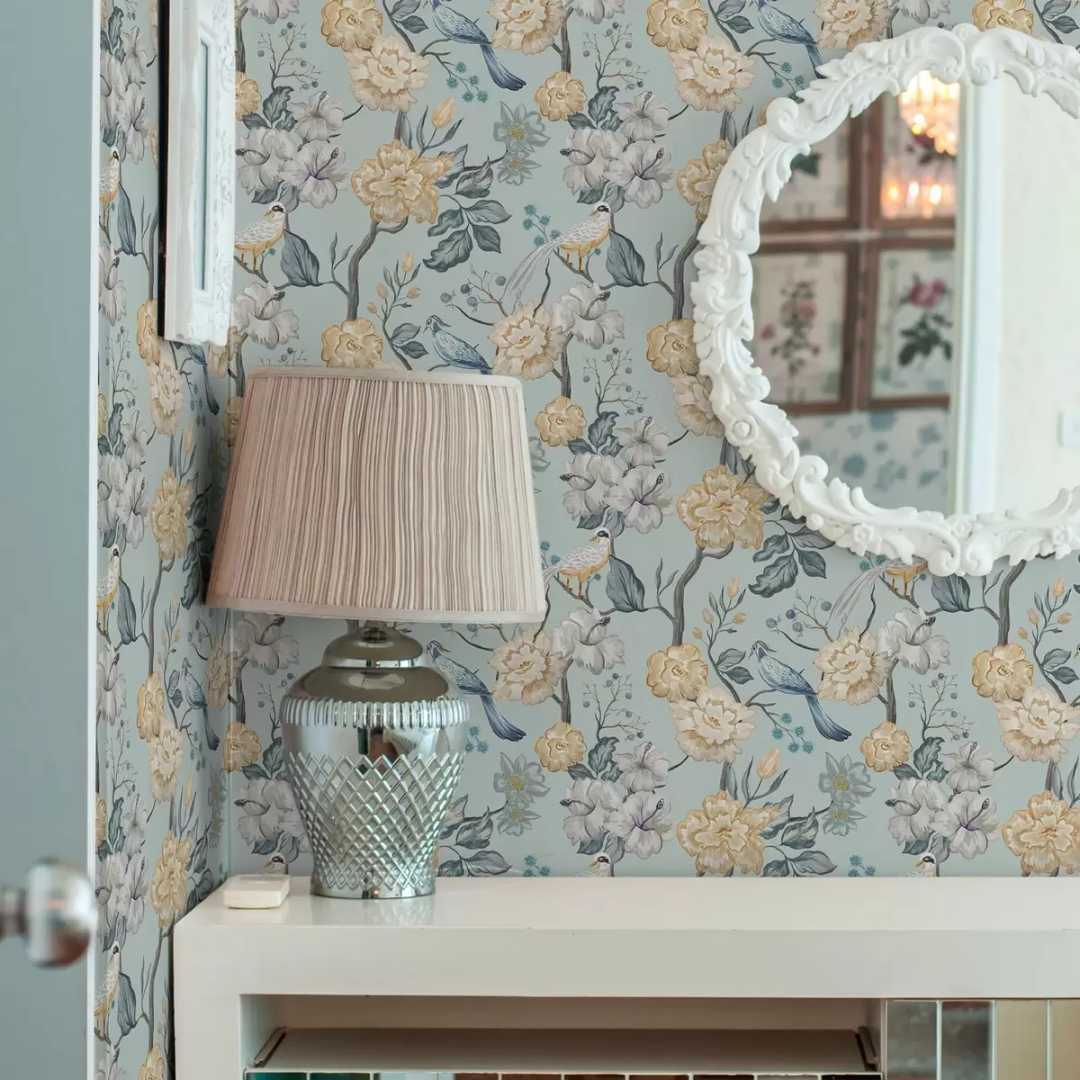 Taustakuva Kukkia ja lintuja sinisellä taustalla a00134