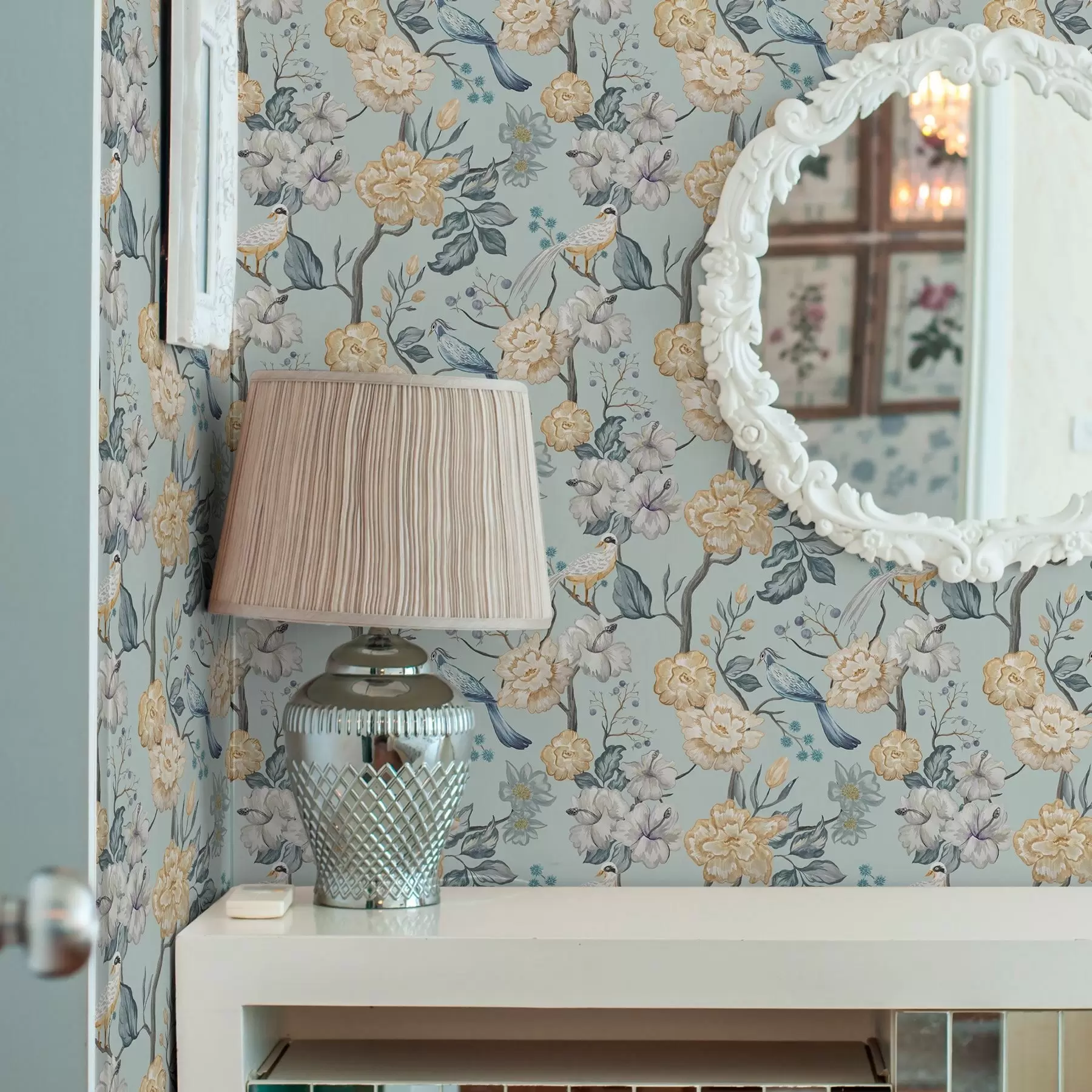 Valokuvatapetti Kukkia ja lintuja sinisellä taustalla a00134