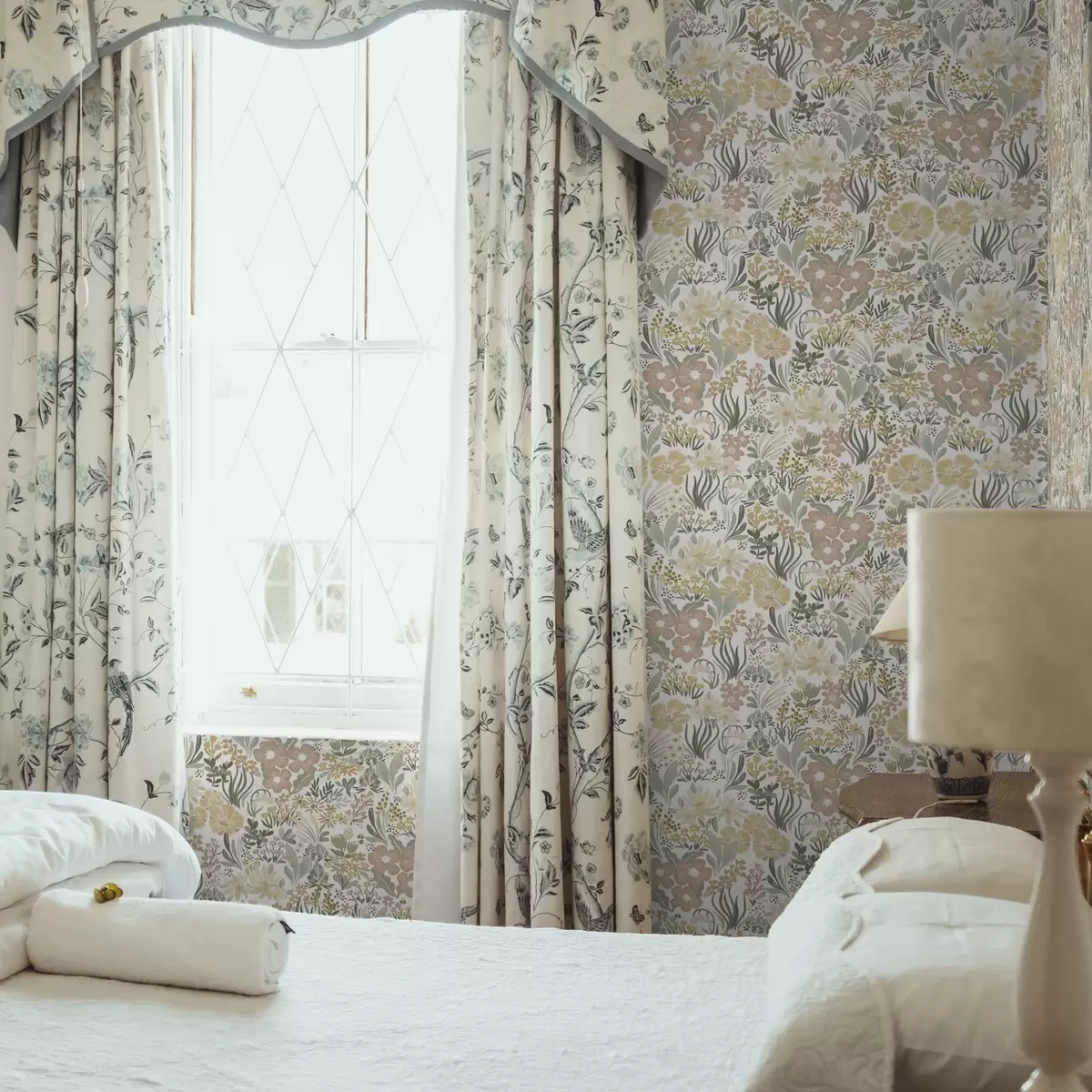 Taustakuva Akvarelli luonnonkukkia kermanvärisellä pohjalla a00154