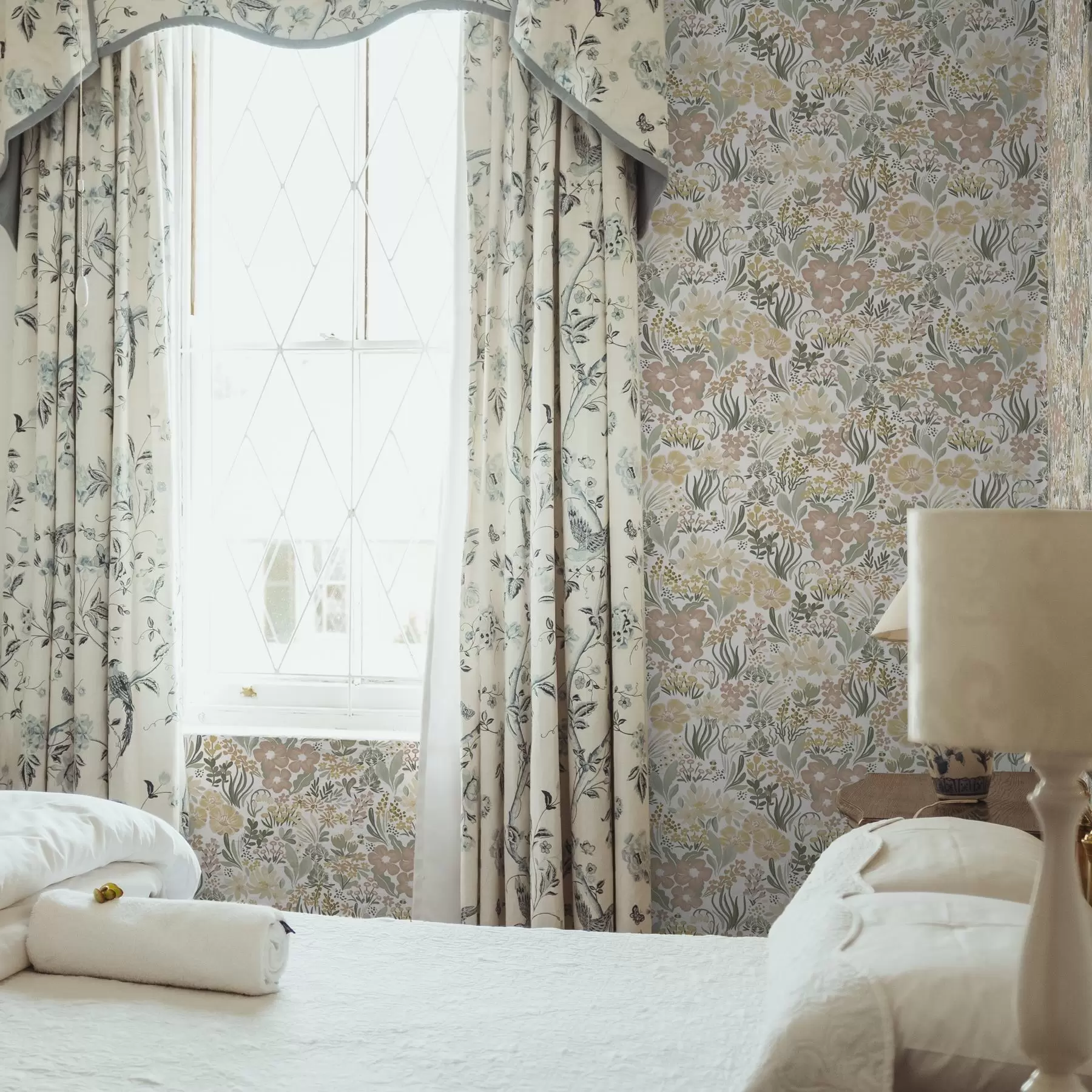 Valokuvatapetti Akvarelli luonnonkukkia kermanvärisellä pohjalla a00154