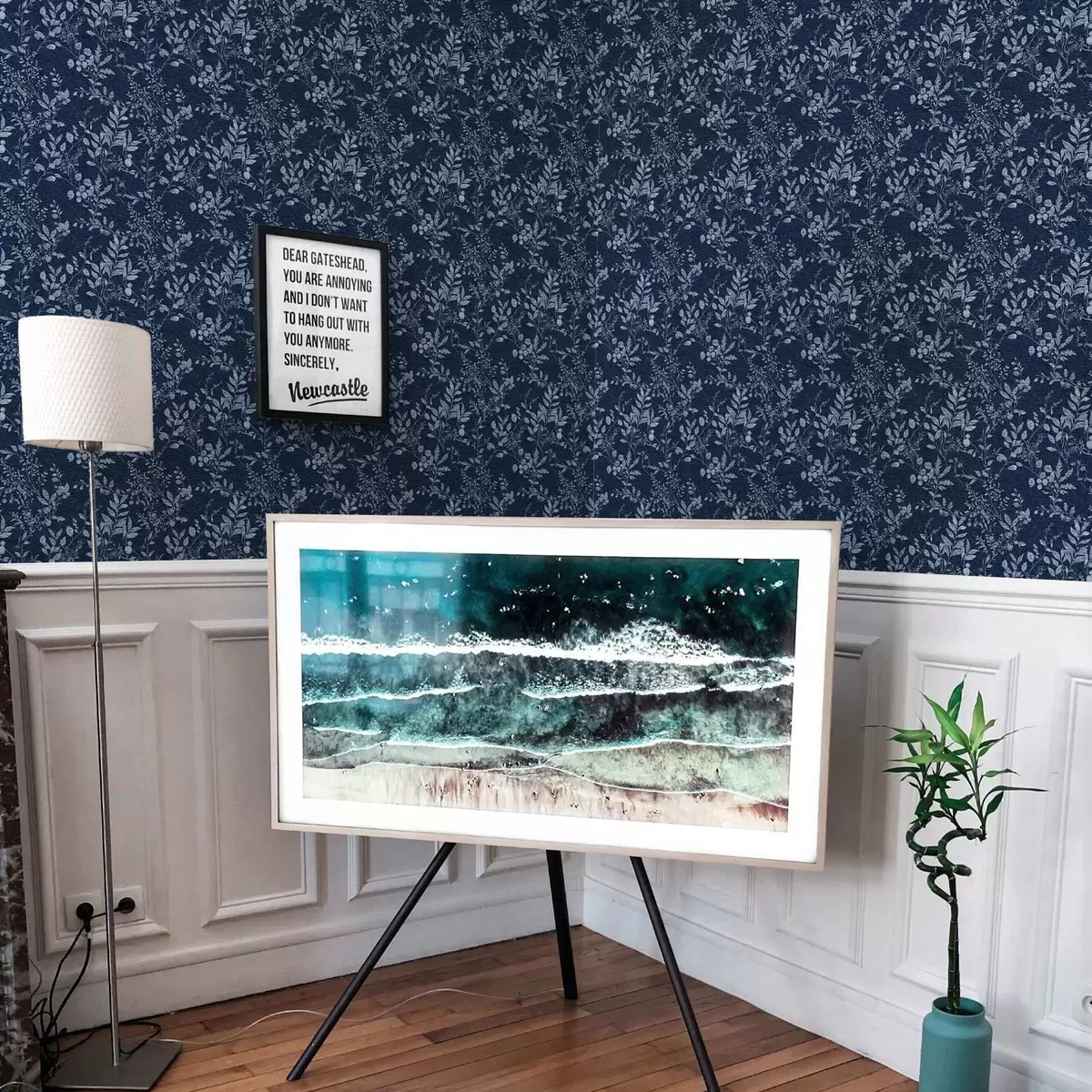 Taustakuva Vaalea kasvitieteellinen painatus tummalla pohjalla a00166