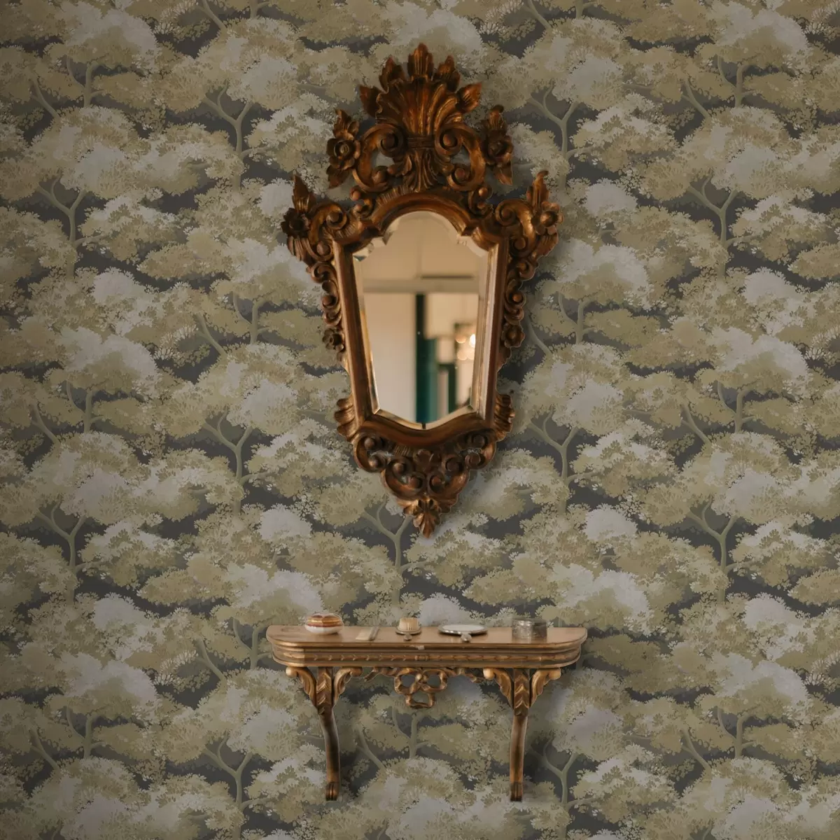 Taustakuva Tumma metsäkuvio, jossa puita lämpimissä väreissä a00170