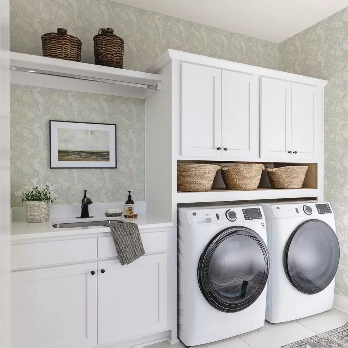 Taustakuva Kevyt trooppinen painatus, jossa on kakaduja ja kukkia sinisellä pohjalla a00203