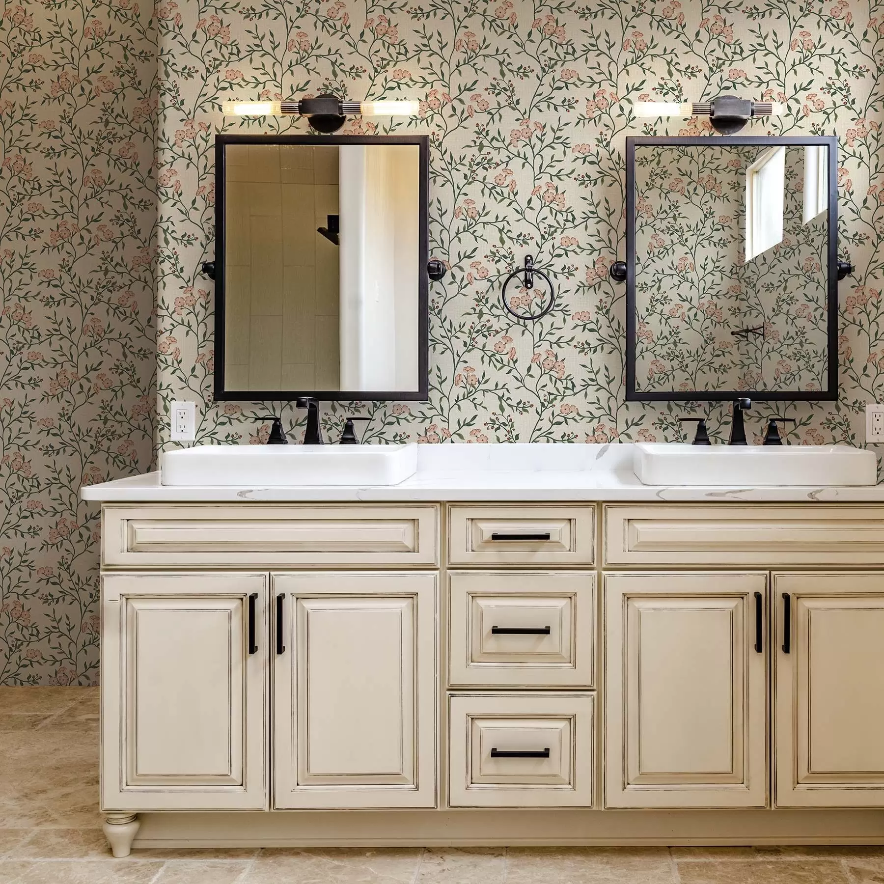 Valokuvatapetti Läpikuultavat oksat, joissa korallinkukkia, kukkakuviointi a00221