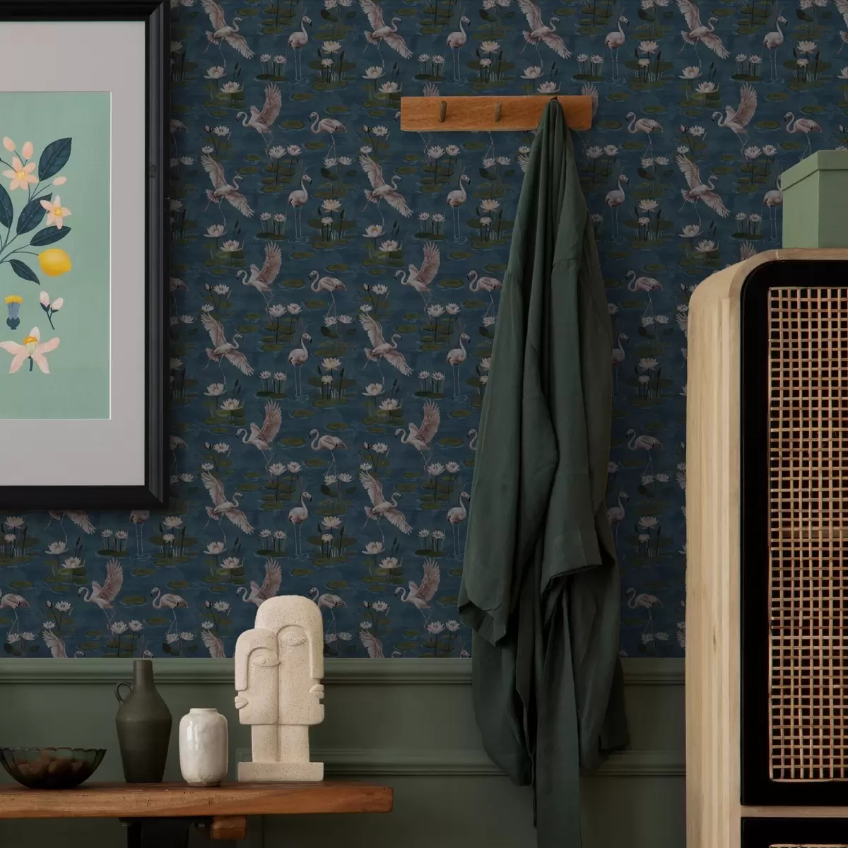 Taustakuva Flamingo keskellä vesililjat, trooppinen kohtaus laivastonsininen tausta a00237