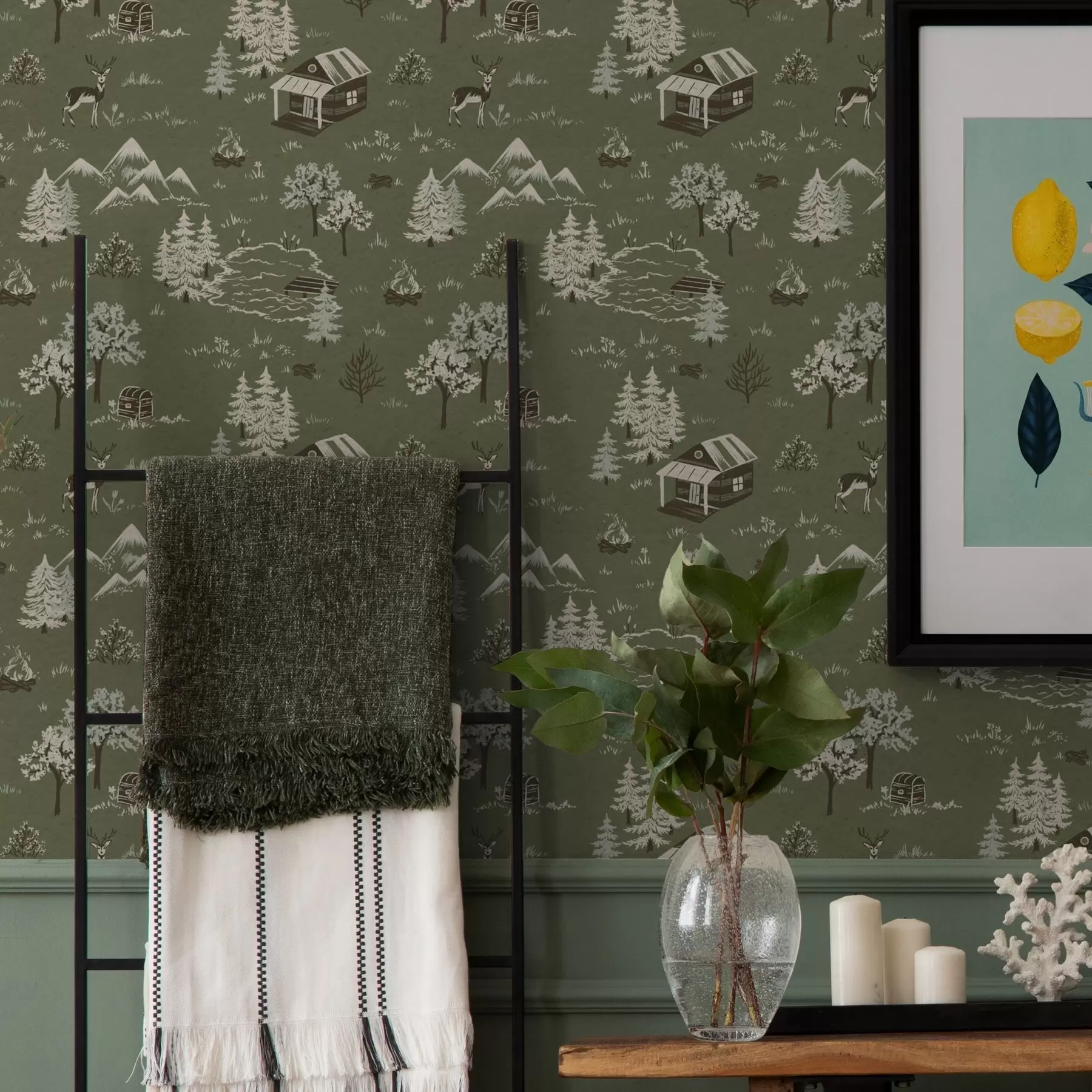 Valokuvatapetti Maalattu metsä, jossa on järvi, mökki ja eläimiä a00267