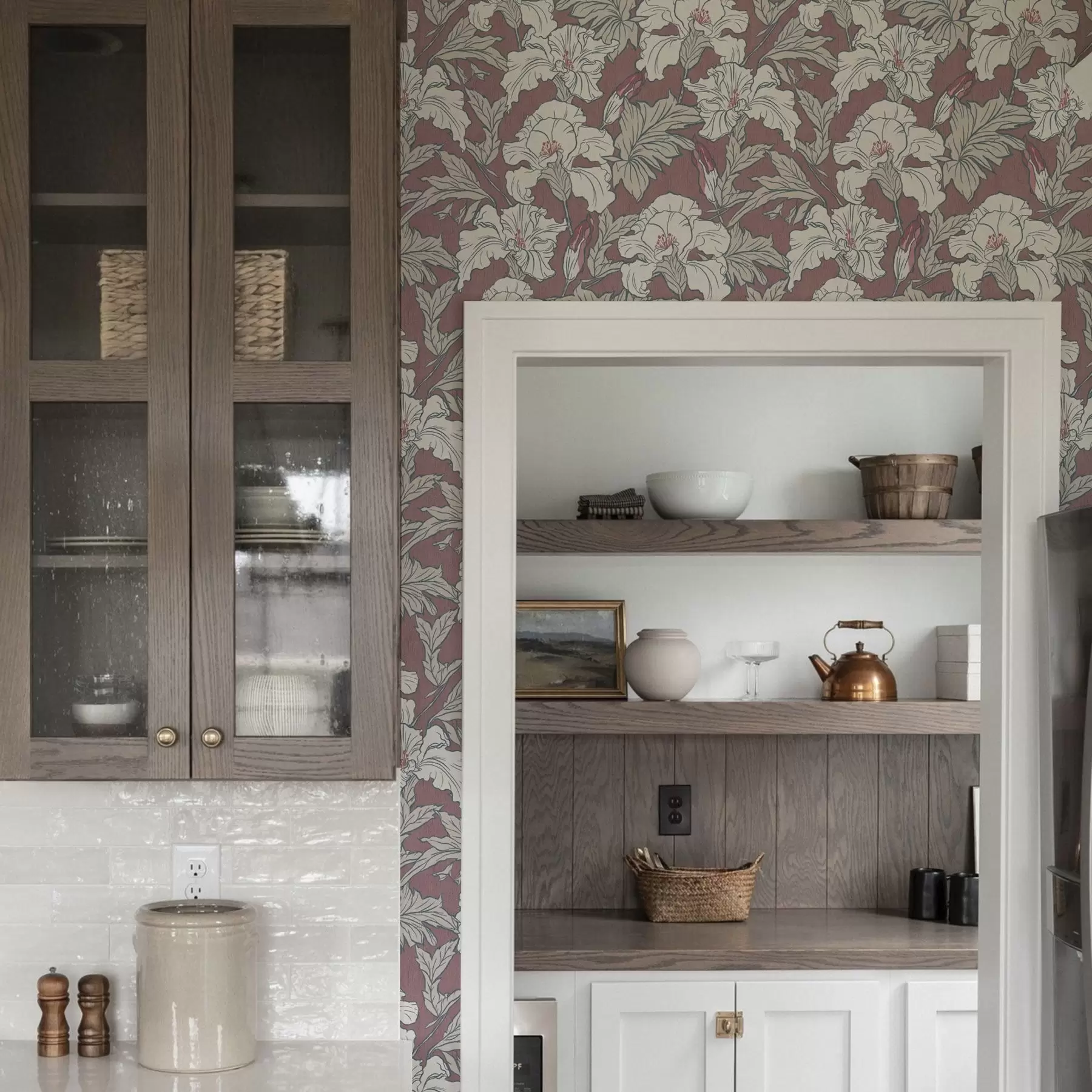 Valokuvatapetti Valkoinen hibiskus vaaleanpunaisella taustalla punaisilla nupuilla a00272