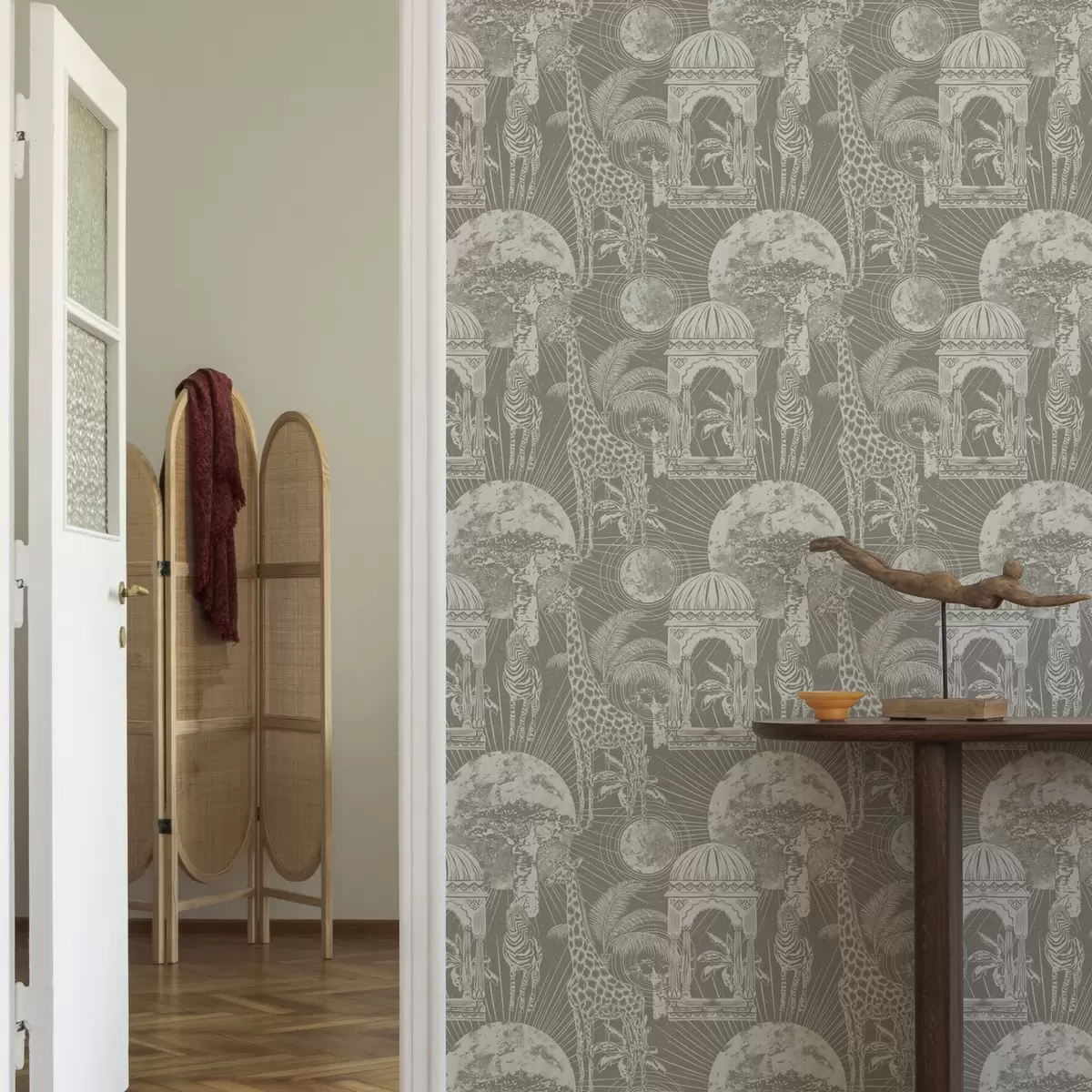 Taustakuva Kirahvi ja seepra taustalla arkkitehtuuria ja trooppisia puita a00276