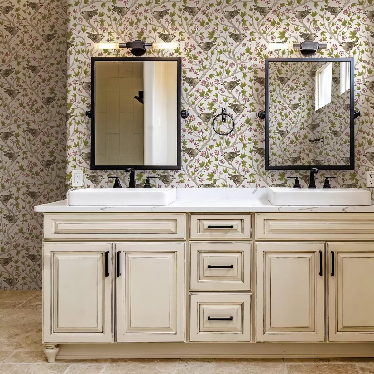 Taustakuva Lintuja oksilla, joissa on lehtiä ja marjoja valkoisella pohjalla a00283