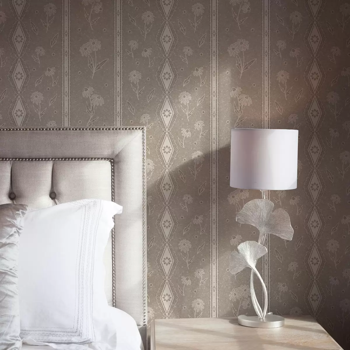 Taustakuva Raidat, joissa on päivänkakkaroita ja pitsiä harmaa-beige taustalla a00295