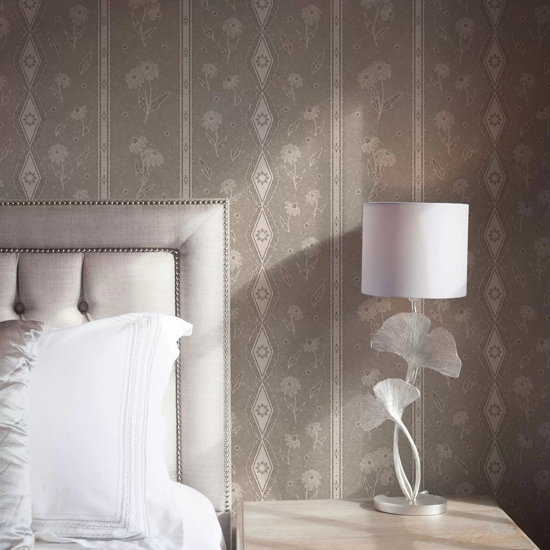 Valokuvatapetti Raidat, joissa on päivänkakkaroita ja pitsiä harmaa-beige taustalla a00295