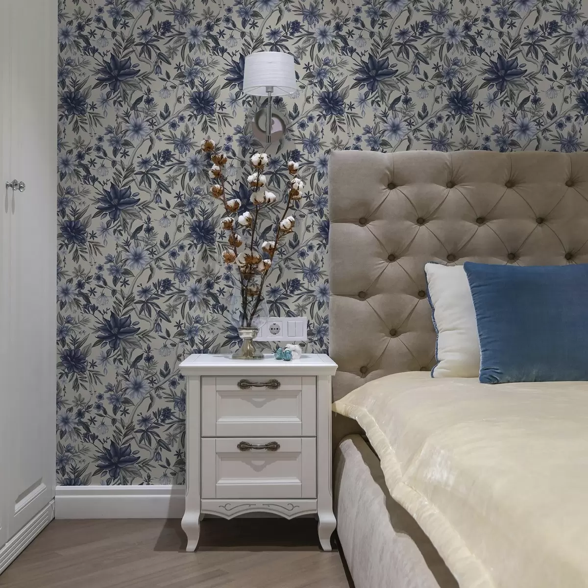 Taustakuva Sinisiä ja harmaita kukkia vaalealla taustalla a00304