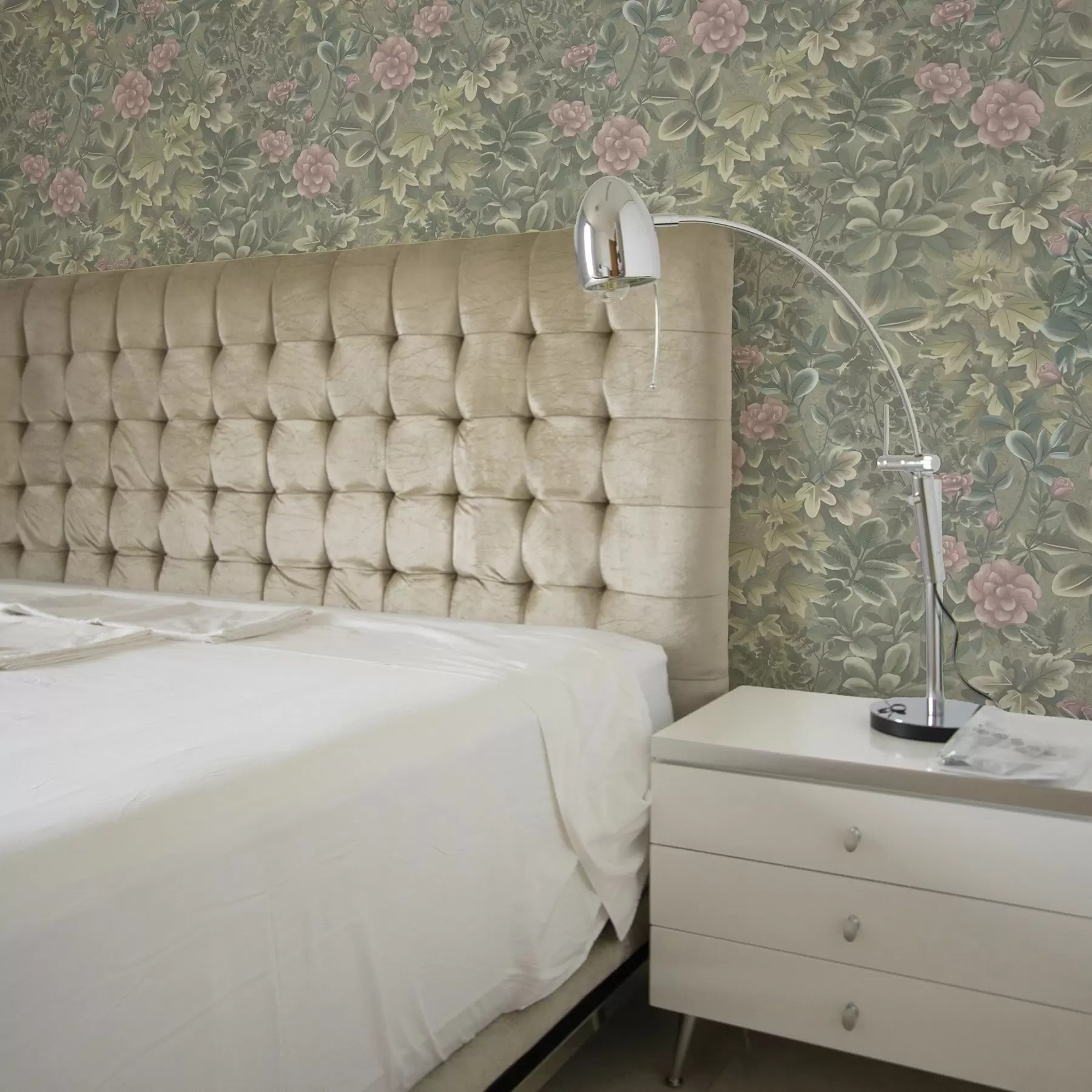 Valokuvatapetti Vaaleanpunaisia kukkia ja lehtiä pastellivihreällä pohjalla a00306