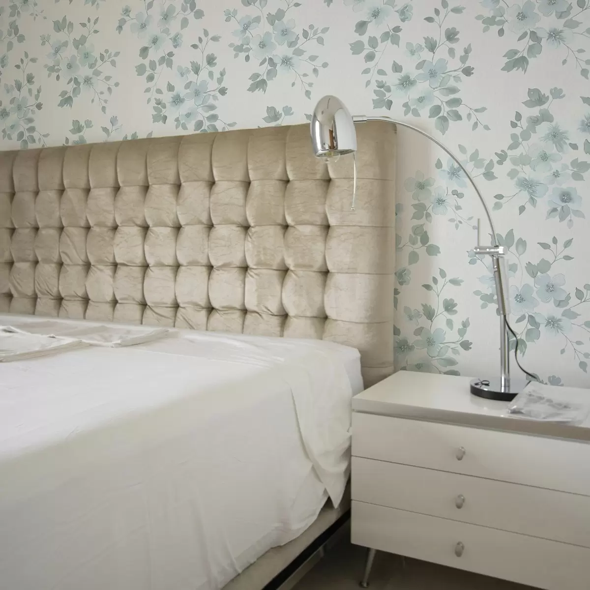 Taustakuva Vaaleansinisiä kukkia valkoisella pohjalla, vesivärityylinä a00364