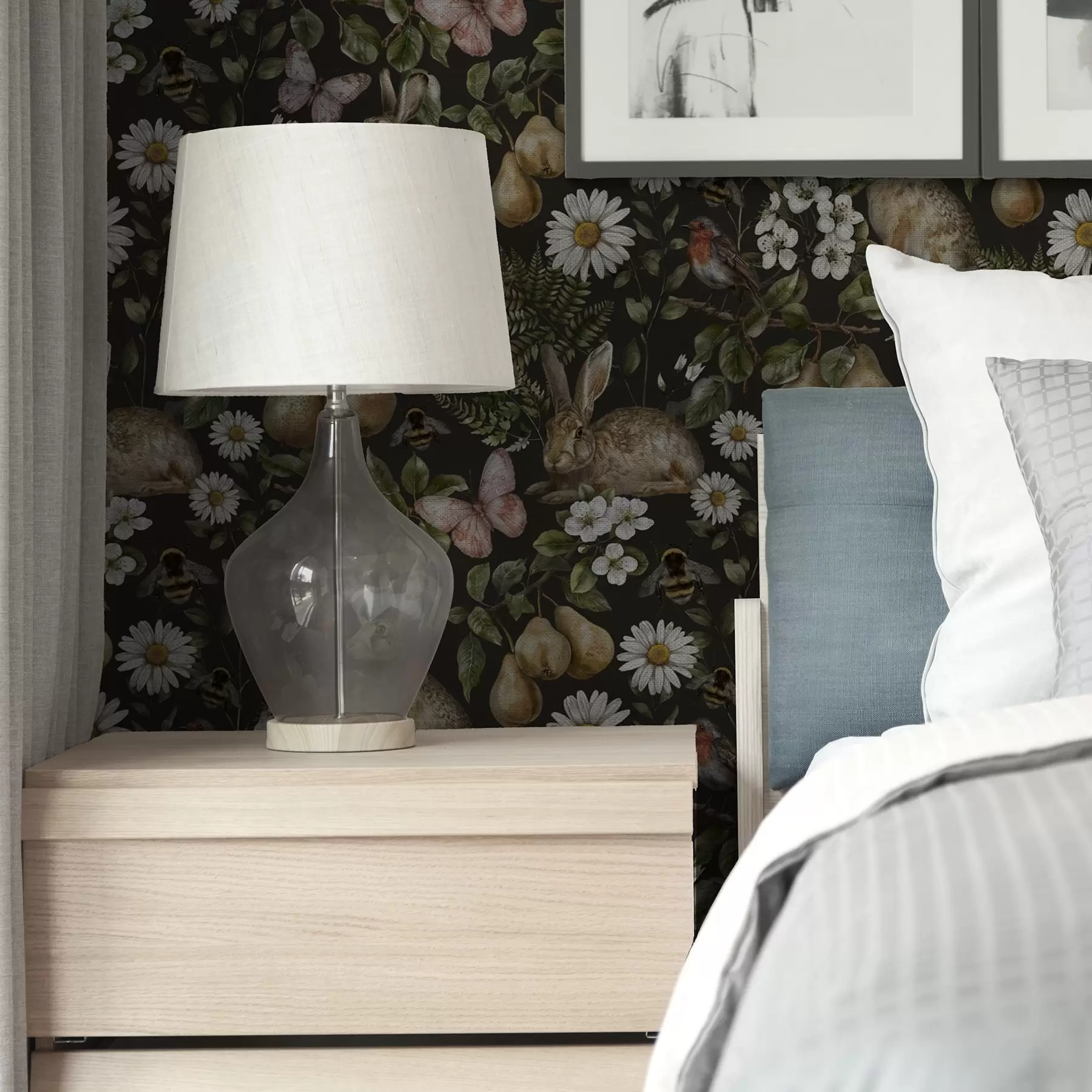 Valokuvatapetti Realistisia kaneja, päärynöitä, kukkia ja hyönteisiä tummalla taustalla a00401