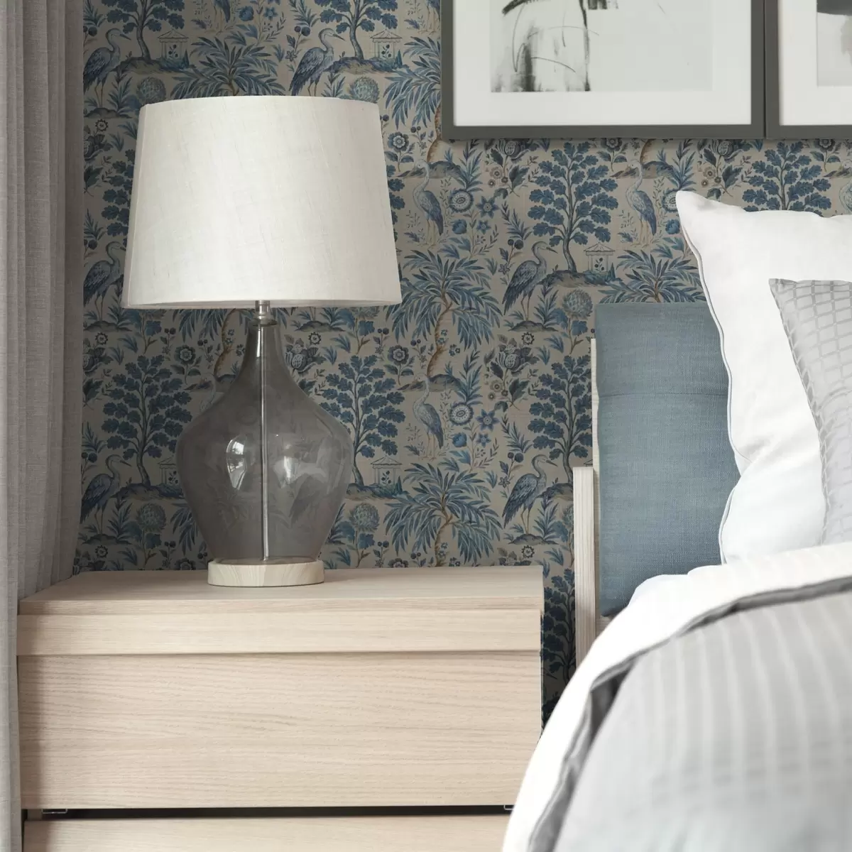 Taustakuva Toile de Jouy -tyyliin sinisiä lintuja ja trooppisia puita a00382