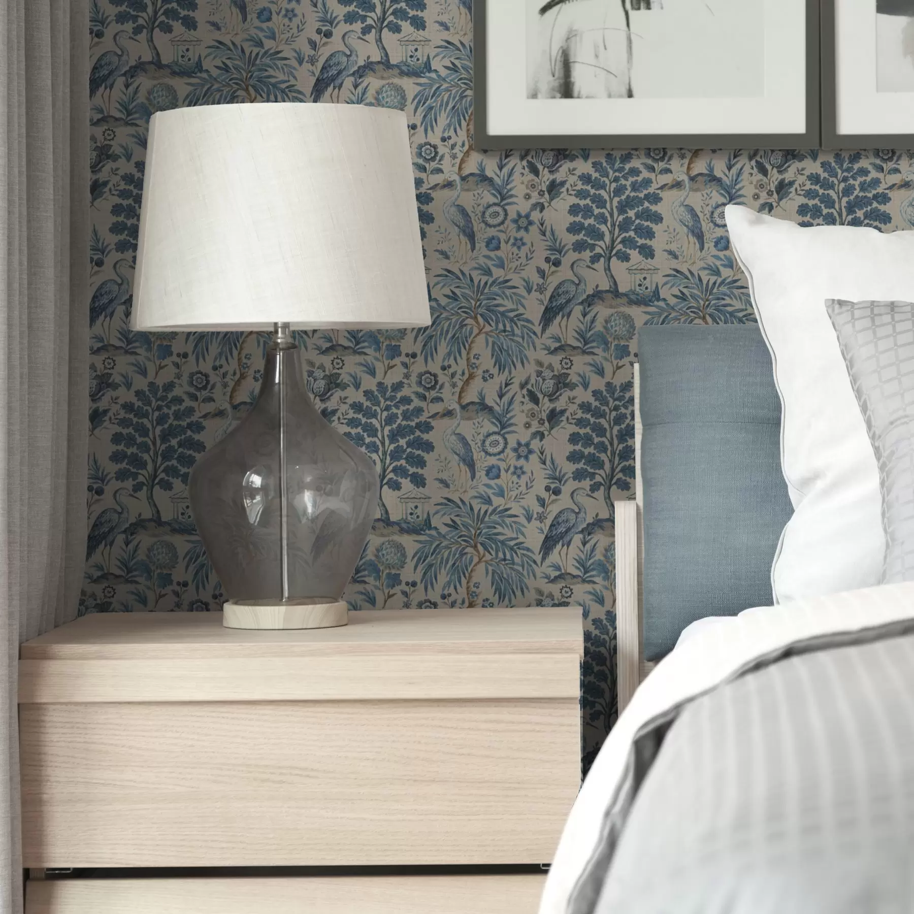 Valokuvatapetti Toile de Jouy -tyyliin sinisiä lintuja ja trooppisia puita a00382