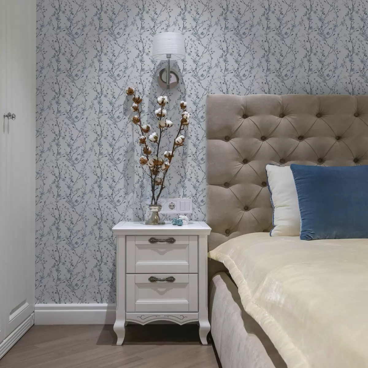 Taustakuva Sinisiä kirsikankukkia valkoisella taustalla pehmeällä kontrastilla a00399