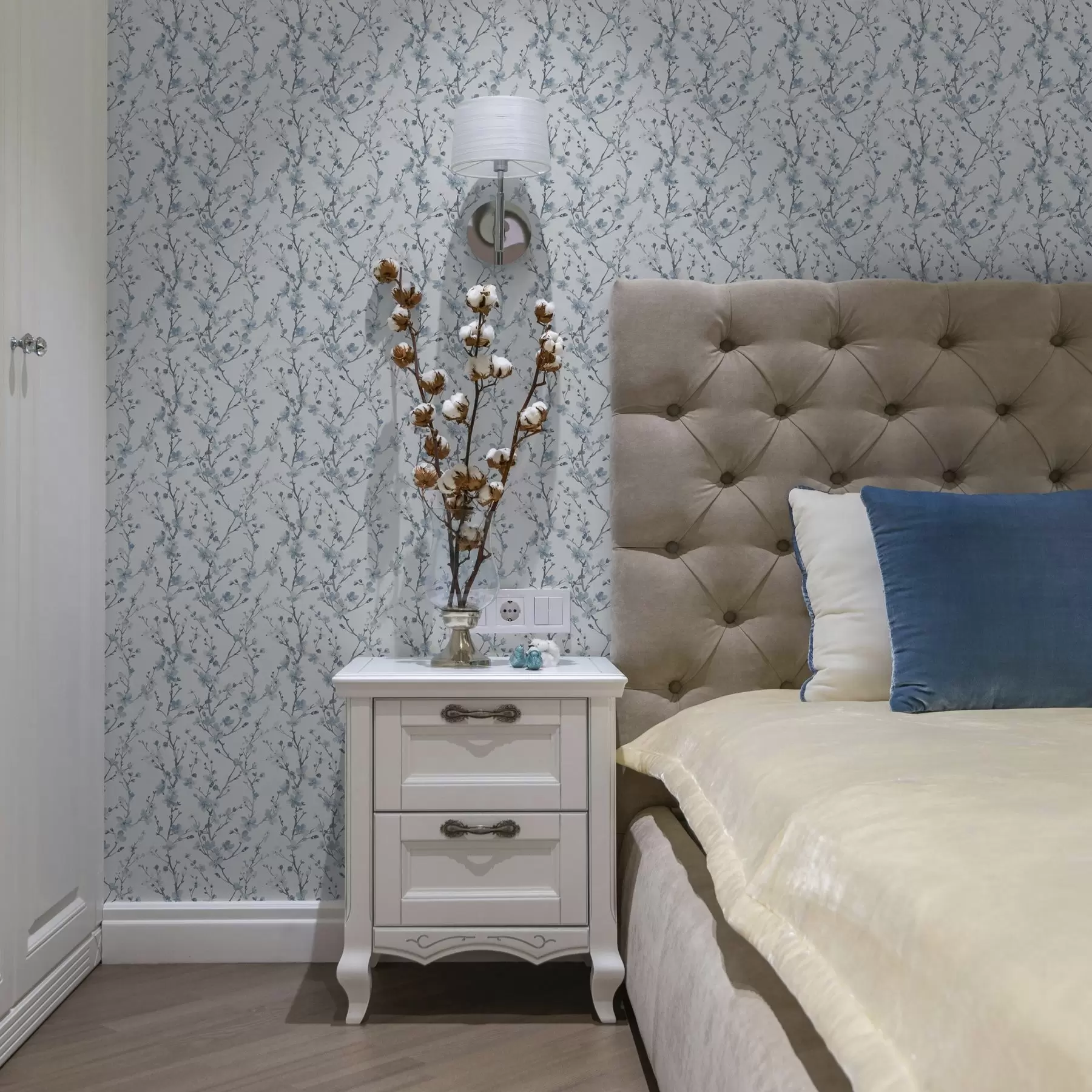 Valokuvatapetti Sinisiä kirsikankukkia valkoisella taustalla pehmeällä kontrastilla a00399